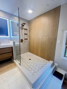 Very modern look with just a 1/2" notched splash panel